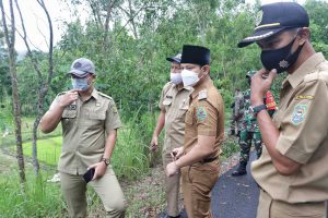 Bupati meninjau langsung kondisi di lapangan serta mengangkap potensi ekonomi di salah satu Kecamahan di Selatan Jawa tersebut - Bupati Safari Infrastruktur di Jalan Lingkar Panggul