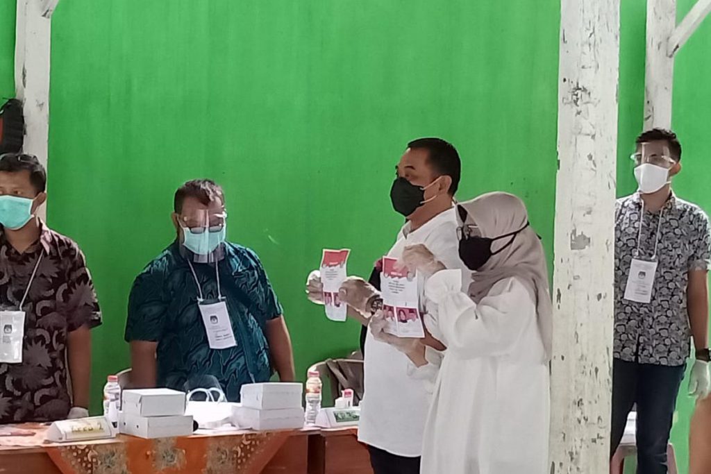 Cabup Nomor Urut 1 Yusuf Widyatmoko saat mencoblos di TPS 15 Lingkungan Perumahan Mendut - Dua Cabup Optimis Memenangkan Pilbup Banyuwangi 2020