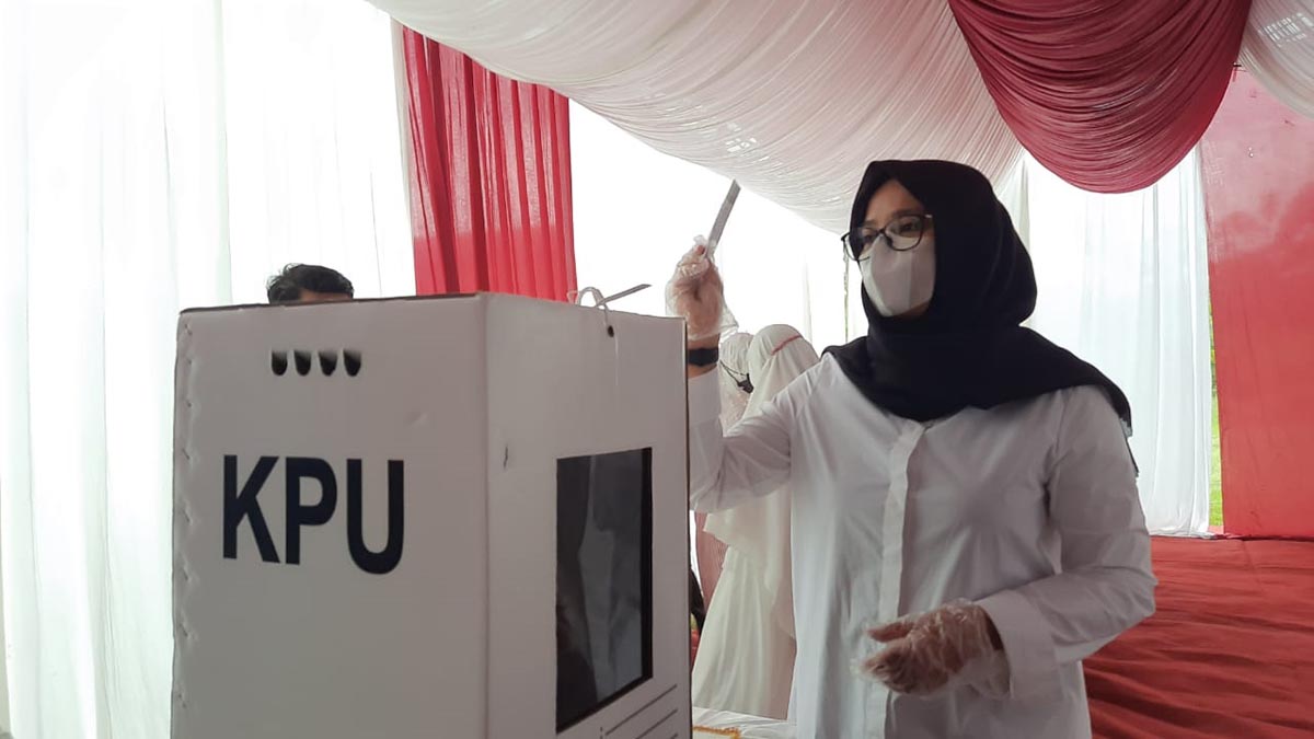 Cabup Nomor Urut 2 Ipuk Fiestandani Azwar Anas bersama sang suami bupati Banyuwangi Abdullah Azwar Anas saat mencoblos di TPS 02, Dusun Karangdoro, Desa Karangdoro, Kecamatan Tegalsari - Dua Cabup Optimis Memenangkan Pilbup Banyuwangi 2020