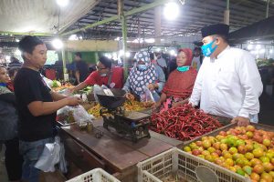 DIALOG - Cabup Sidoarjo, Bambang Haryo Soekartono (BHS) berdialog dengan para pedagang dan pengunjung Pasar Induk Puspa Agro di Desa Jemundo, Kecamatan Taman, Sidoarjo, Rabu (02/12/2020) sore - BHS - Taufiq Siapkan Transportasi Publik dan Jalan Baru
