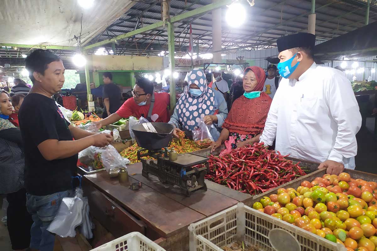 DIALOG - Cabup Sidoarjo, Bambang Haryo Soekartono (BHS) berdialog dengan para pedagang dan pengunjung Pasar Induk Puspa Agro di Desa Jemundo, Kecamatan Taman, Sidoarjo, Rabu (02/12/2020) sore - BHS - Taufiq Siapkan Transportasi Publik dan Jalan Baru