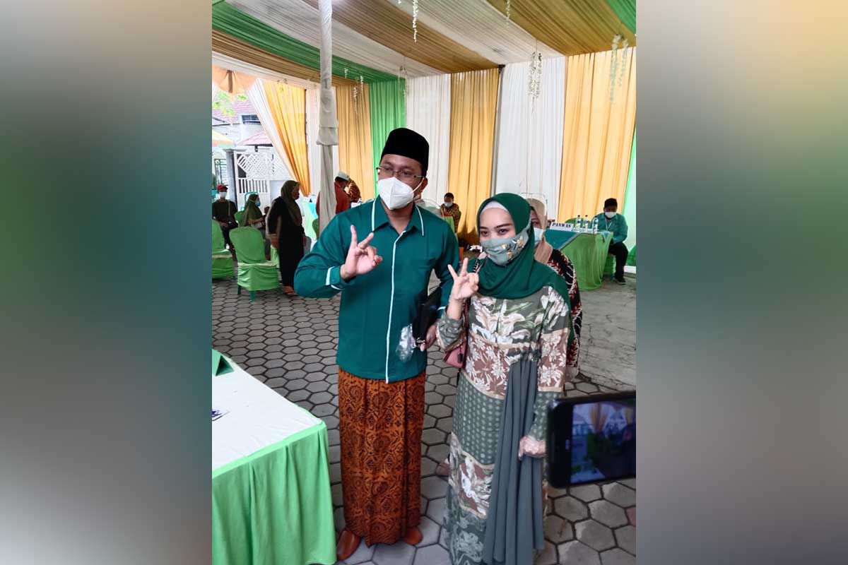 NYOBLOS - Cabup Sidoarjo nomor urut 02, Ahmad Muhdlor Ali (Gus Muhdlor) menggunakan hak pilihnya bersama istri, KH Agoes Ali Masyhuri dan keluarga di TPS 06, Desa Kenongo, Kecamatan Tulangan, Sidoarjo, Rabu (09/12/2020) - Gus Muhdlor Yakin Target 70 Tercapai, Ajak Warga Bersatu Bangun Sidoarjo