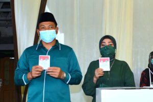 Cakades Pabean, Kecamatan Sedati, Sidoarjo, dr Sriatun yang tak lain istri Cawabup Sidoarjo, Subandi unggul dari lawannya dalam Pilkades Serentak, Minggu (20/12/2020) kemarin. (memo x/wan) - Suami Menang Pilkada, Istri Menang Pilkades Pabean