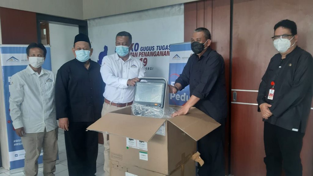 Community Affairs Superintendent, Dharma Munardi Helmi saat menyerahkan dua ventilator kepada Gugus Tugas Percepatan Penanganan Covid-19 Banyuwangi, Selasa (29-12-2020) siang - PT BSI Kembali Berikan Bantuan Dua Unit Ventilator Kepada Gugus Tugas Covid-19 Banyuwangi
