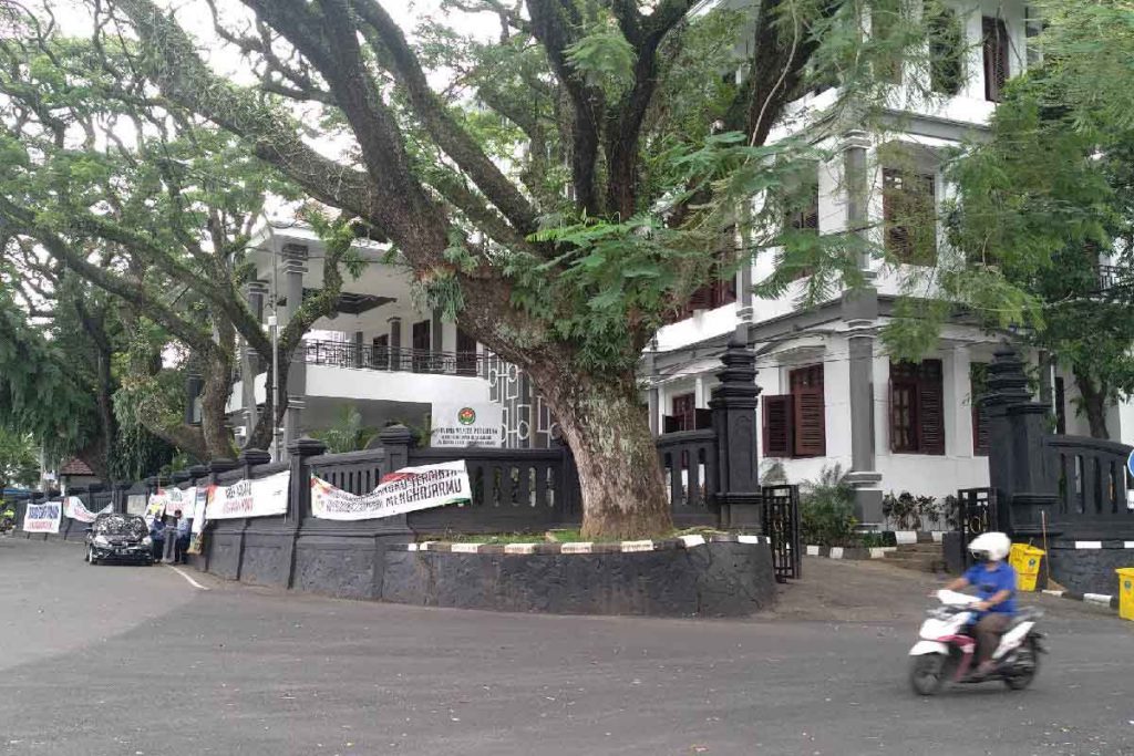 DPRD Kota Malang lakukan penyemprotan disinfektan. (rhd) - Sterilisasi Gedung Pemkot dan DPRD Kota Malang Tutup Layanan 18 Desember