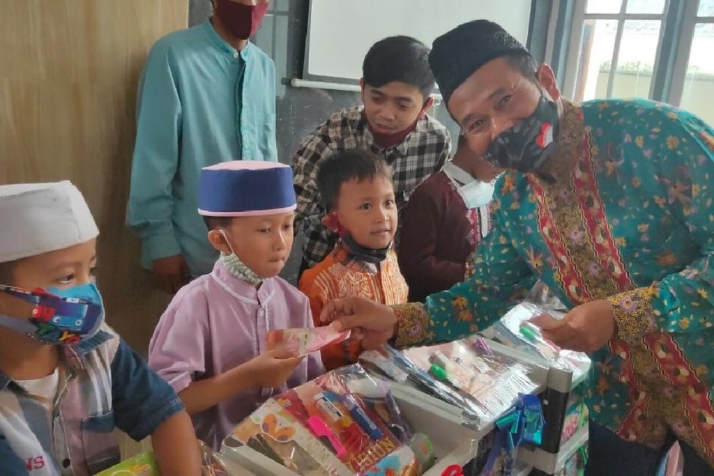 Anggota DPRD Kota Malang H Rokhmad, SSos, turut membagikan santunan. (rhm) - Masjid Al Falah Gadang Bagikan Santunan Yatim Ceria ke-17