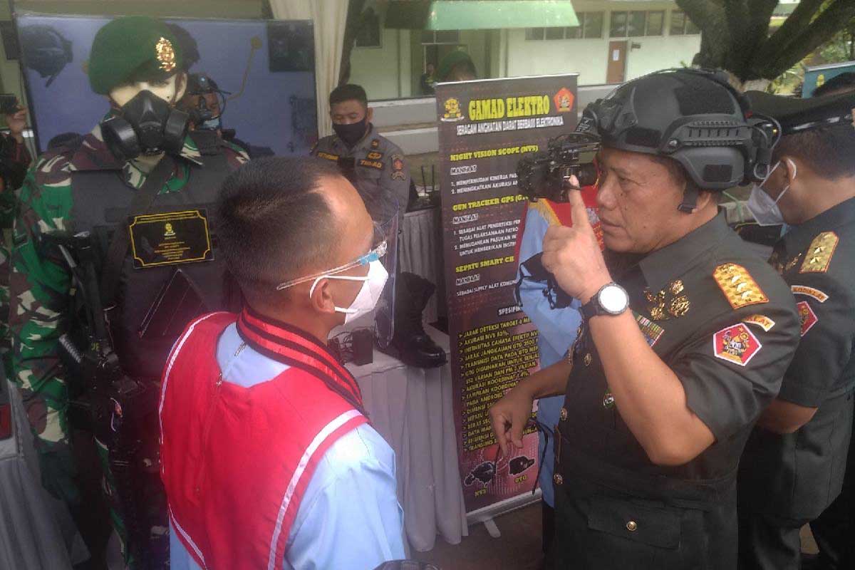 Dankodiklat TNI AD Letjen TNI A.M. Putranto, SSos, mencoba night vision scope untuk operasi pertempuran jarak dekat berbasis image processing (rhd) - Bintara Poltekad Pamerkan Produk Militer Usai Wisuda