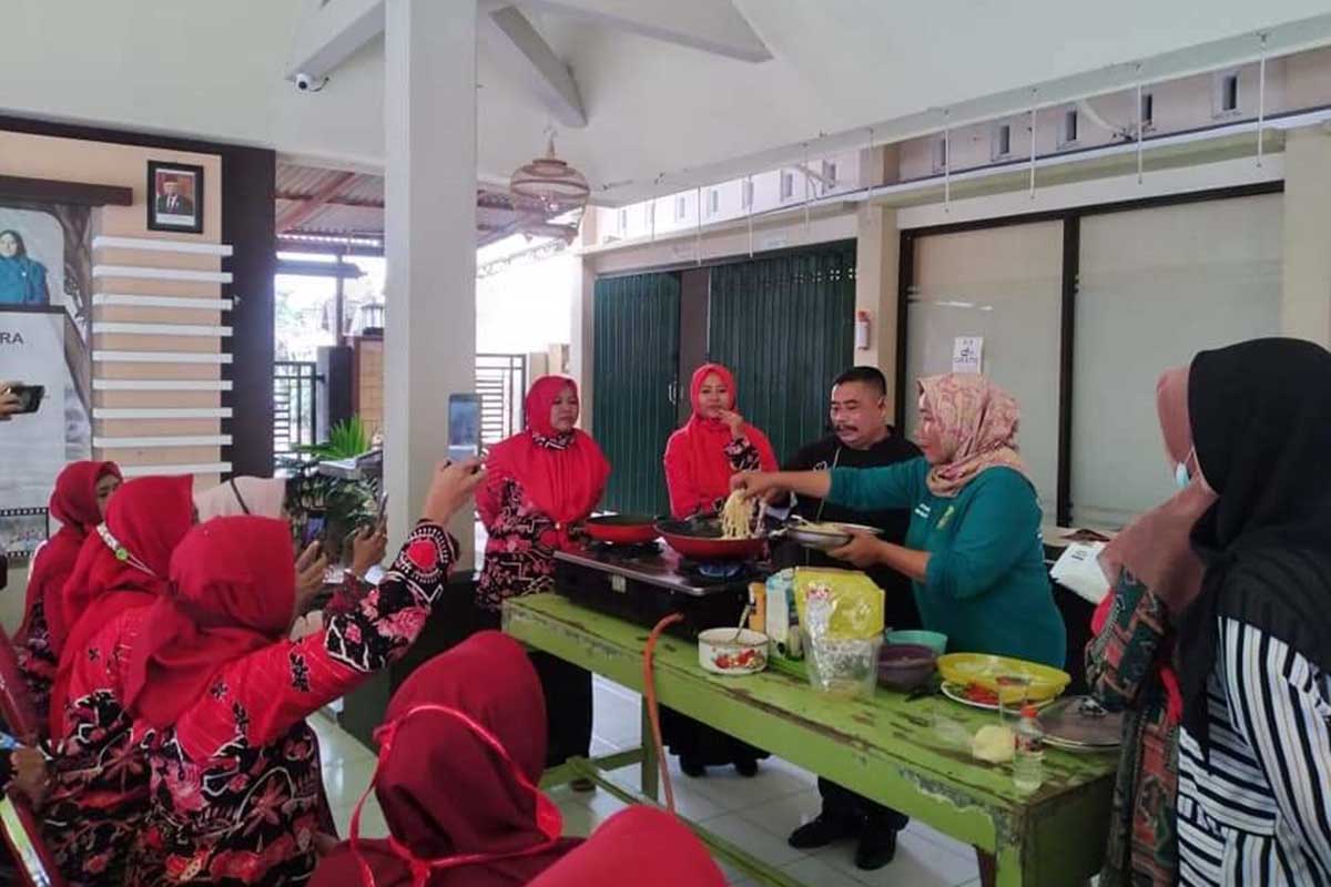Dapur Mbok Inggih PKK Sekapuk Asah Kualitas SDM Lewat Cooking Class