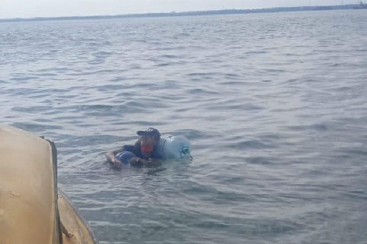 MENGAPUNG : Dedik Purnomo warga Desa Kemantren, Kecamatan Jabung, Kabupaten Malang berusaha menyebrangi teluk Balikpapan karena ingin pulang ke kampung halamannya beberapa waktu lalu. (memo x/ist) - Kisah Pemuda Jabung Nekat Ingin Sebrangi Teluk Balikpapan