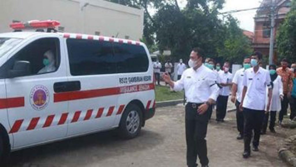 Direktur RSUD Gambiran Kota Kediri, dr Fauzan Adima melepas jenazah Perawat RSUD Gambiran Soleh Kodin (36) untuk dimakamkan di daerah asalnya - Nakes RSUD Gambiran Gugur Karena Covid-19