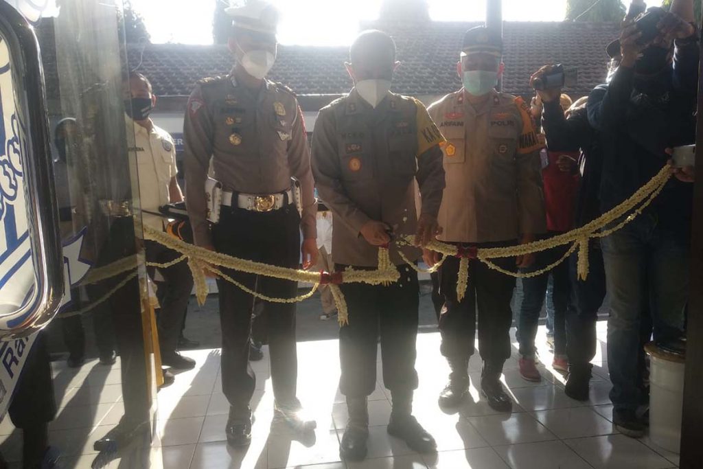 Diresmikan langsung oleh AKBP Miko Indrayana, Selasa pagi (1-12-2020) - "One Way Sistem" Inovasi Pelayanan Satpas SIM