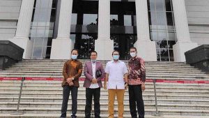 Donal Fariz (kiri) bersama Tim Kuasa Hukum Machfud Arifin-Mujiaman usai mendaftarkan gugatan hasil Pilwalkot Surabaya, Senin (21/12/2020), di Gedung Mahkamah Konstitusi, Jakarta. Foto: Istimewa - Kuasa Hukum MA Ajukan Gugatan - Kubu Ery Siap Beber Bukti di Sidang