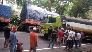 Dua Truk Mogok Jalur Gumitir Lumpuh