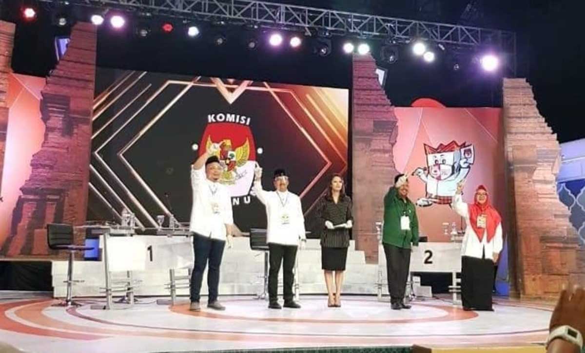 Dua pasangan Cabup Cawabup Kabupaten Gresik saat depat publik beberapa hari lalu - Dua Paslon Saling Klaim Menang di Penghitungan Cepat