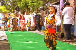 Aksi peserta anak memperagakan busana batik di catwalk trotoar Fashion Street. (ist) - Medayoh Bunulrejo Disuguhi Batik Fashion Street