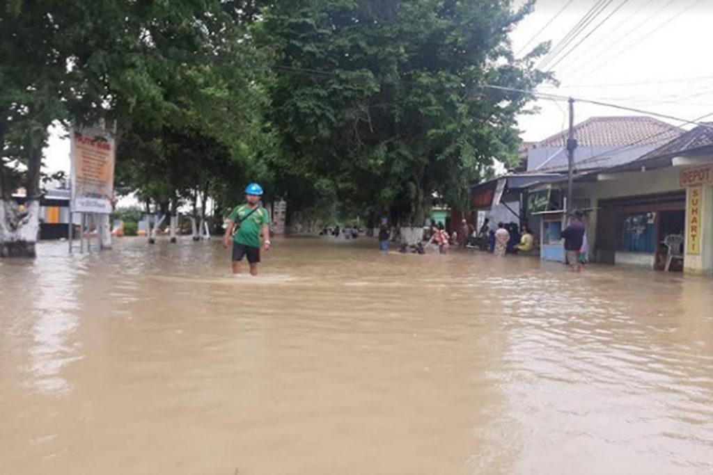 Kondisi banjir Kali Lamong di wilayah Benjeng, Kabupaten Gresik, Jawa Timur. (memox/ist) - HUJAN TIBA BANJIR DATANG - GRESIK : Banjir Bandang Kali Lamong Gresik Bergeser Kawasan Cerme, Warga Mengungsi