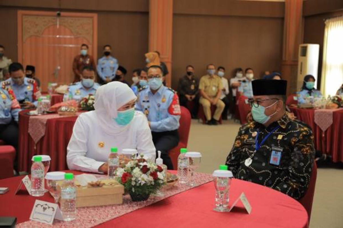HAM : Gubernur Jatim Khofifah Indar Parawansa (kiri), didampingi Kepala Kanwil Kemenkumham Jatim Krismono saat menghadiri peringatan Hari HAM Internasional di Kanwil Kemenkumham Jatim, Jalan Kayoon, Surabaya. (ist) - 34 Daerah di Jawa Timur Raih Predikat Peduli HAM