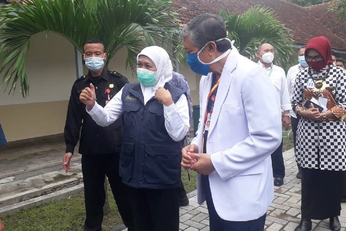 Gubernur Jatim Khofifah Indar Parawansa, didampingi dr Kohar, meninjau RS Darurat Lapangan di Polkesma. (rhd) - Gubernur Jatim Resmikan RS Darurat Lapangan Malang Raya