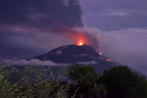 Gunung Semeru meletus - Gunung Semeru Meletus, BNPB Siapkan Pengungsian