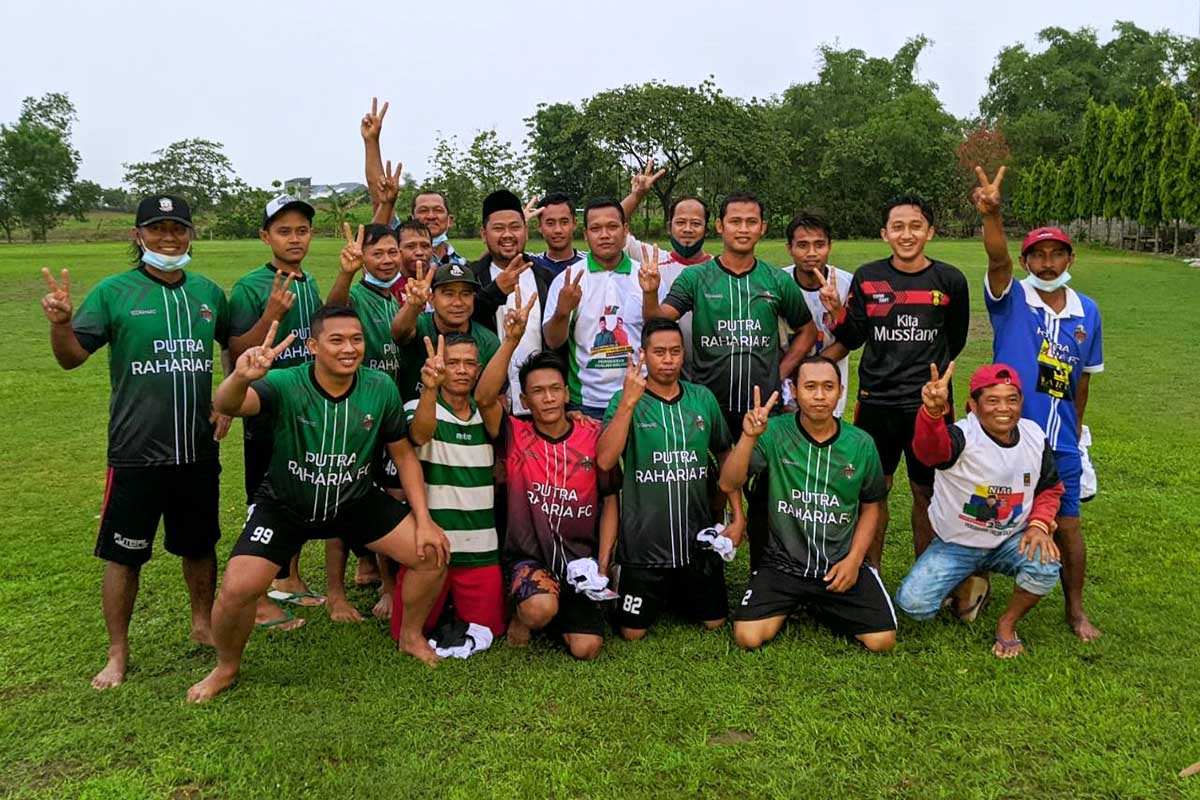 Gus Yani saat foto bersama masyarakat pecinta bola - NIAT Ajak Masyarakat Gresik Menjemput Perubahan Demi Gresik Baru