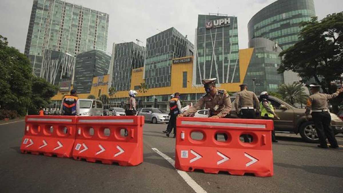 Ilustrasi petugas sedang memasang pembatasan/barrier jalan untuk menyekat warga Jatim agar tak keluar kota dan membatasi warga luar Jatim. (memo x/ist) - Petugas Sekat Seluruh Batas Kota Se-Jatim - Tahun Baru 2021