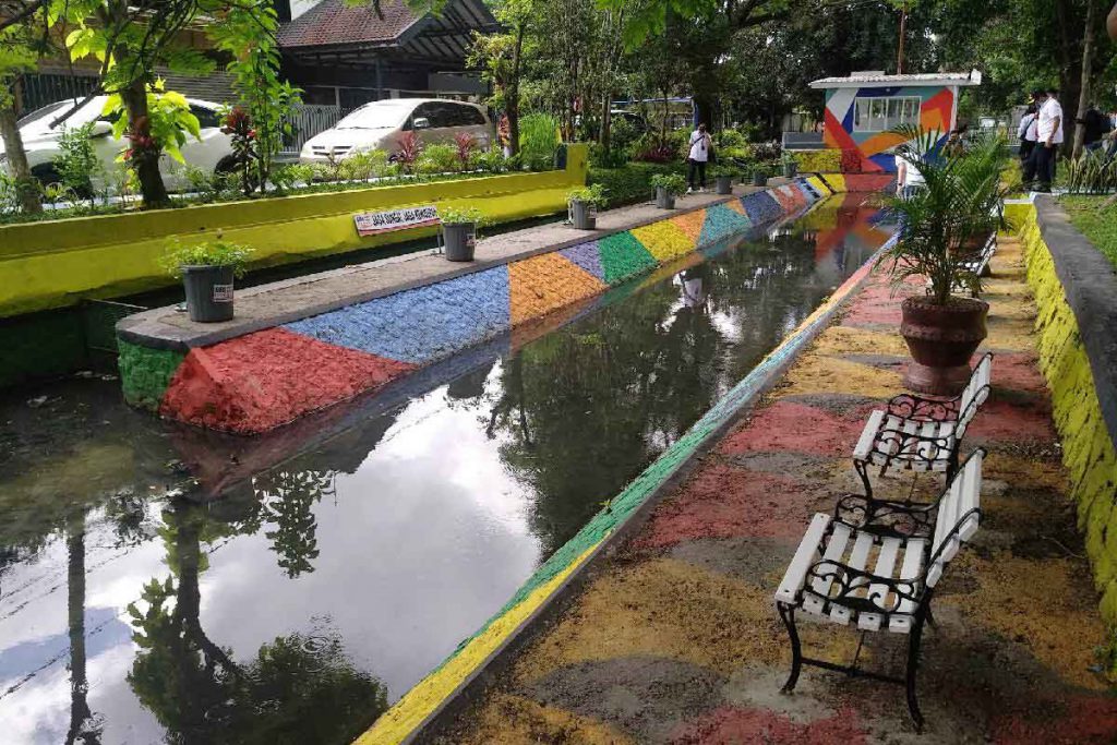 Area instagramable menikmati kolam ikan. (rhd) - Wajah Baru Sungai Andalas Tengah, Dari Kumuh Jadi Konservasi