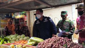 Ipda Samsul Arifin Kanit Tipidek Polres Pasuruan chek harga bahan pangan - Jelang Nataru Polres Pasuruan Sidak Pasar Tradisional