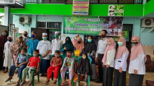 Jajaran pemerintahan Desa Sekarkurung dan BPD saat berfoto bersama anak anak yatim - Desa Sekarkurung Kebomas Santuni Anak Yatim