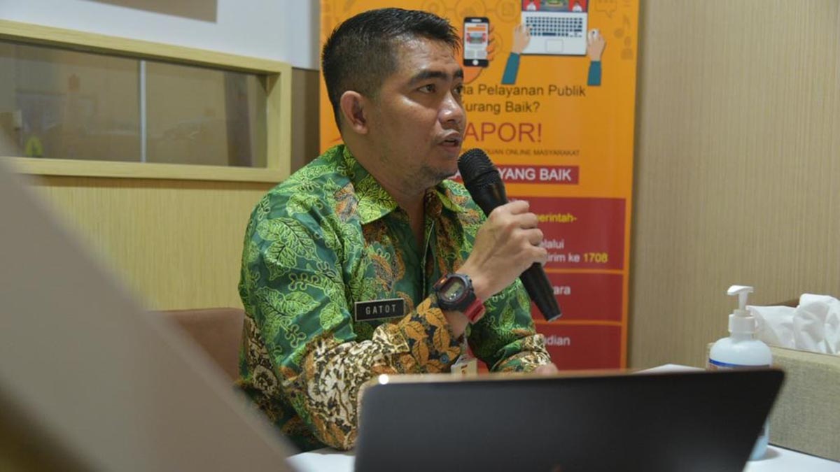 Juru bicara Satgas covid-19, Gatot Triyono saat konfpers via zoom. (hms) - Terapkan Protokol Kesehatan dalam Keseharian