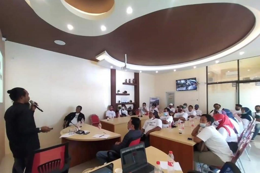 BERBAGI ILMU: Kades Miliarder Sekapuk Abdul Halim saat berbagi ilmu membangun desa di Pusat Diklat Desa Miliarder (PDDM) - Rombongan Kades Batu hingga Bengkulu Studi Tiru ke Pusat Diklat Desa Miliarder Sekapuk Gresik