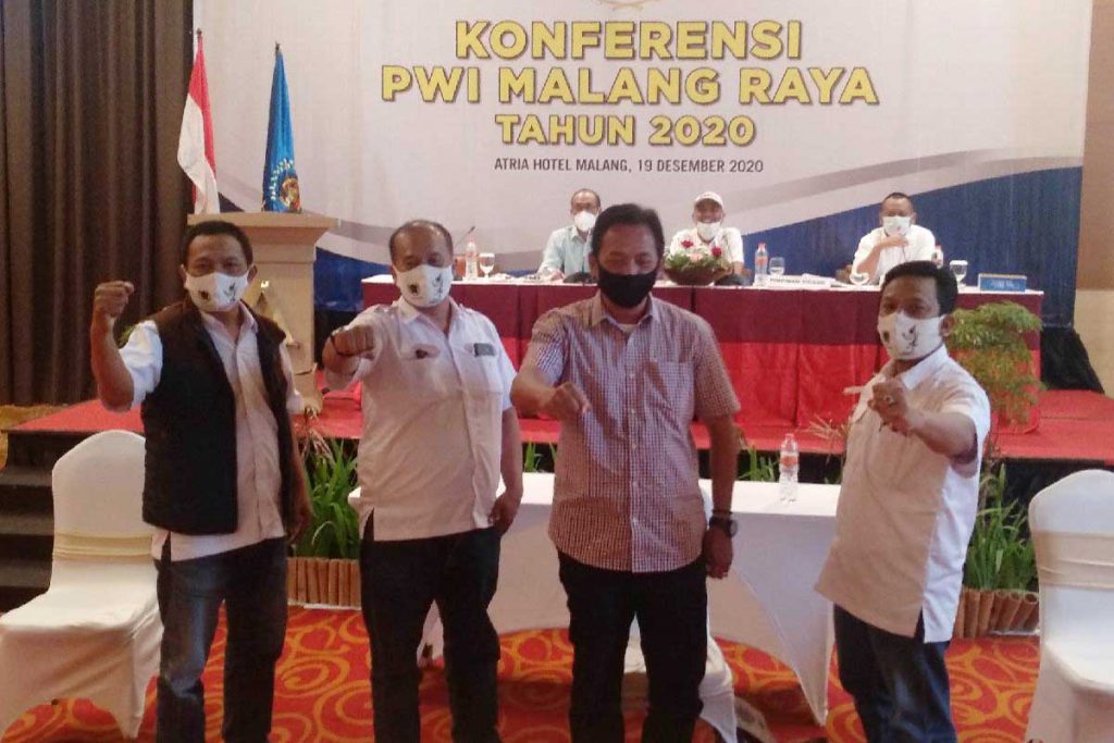 Ketua PWI Jatim (kanan kedua) di antara tiga kandidat Ketua. (rhd) - Dok, Cahyono Terpilih Aklamasi Ketua PWI Malang Raya Periode 2020-2023
