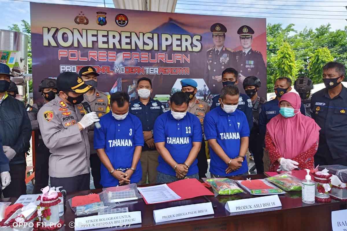 Kapolres Pasuruan AKBP Rofiq Ripto Himawan merilis 3 pelaku dan barang bukti - Pemalsu Benih Jagung Bisi-18 Tertangkap Petugas