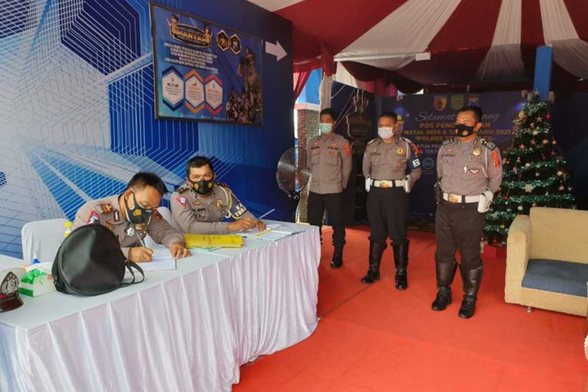 Kasatlatas Polres Trenggalek saat sidak di Pos Pam Agropark - Kasatlantas Sidak Pos Pam Pastikan Sesuai SOP