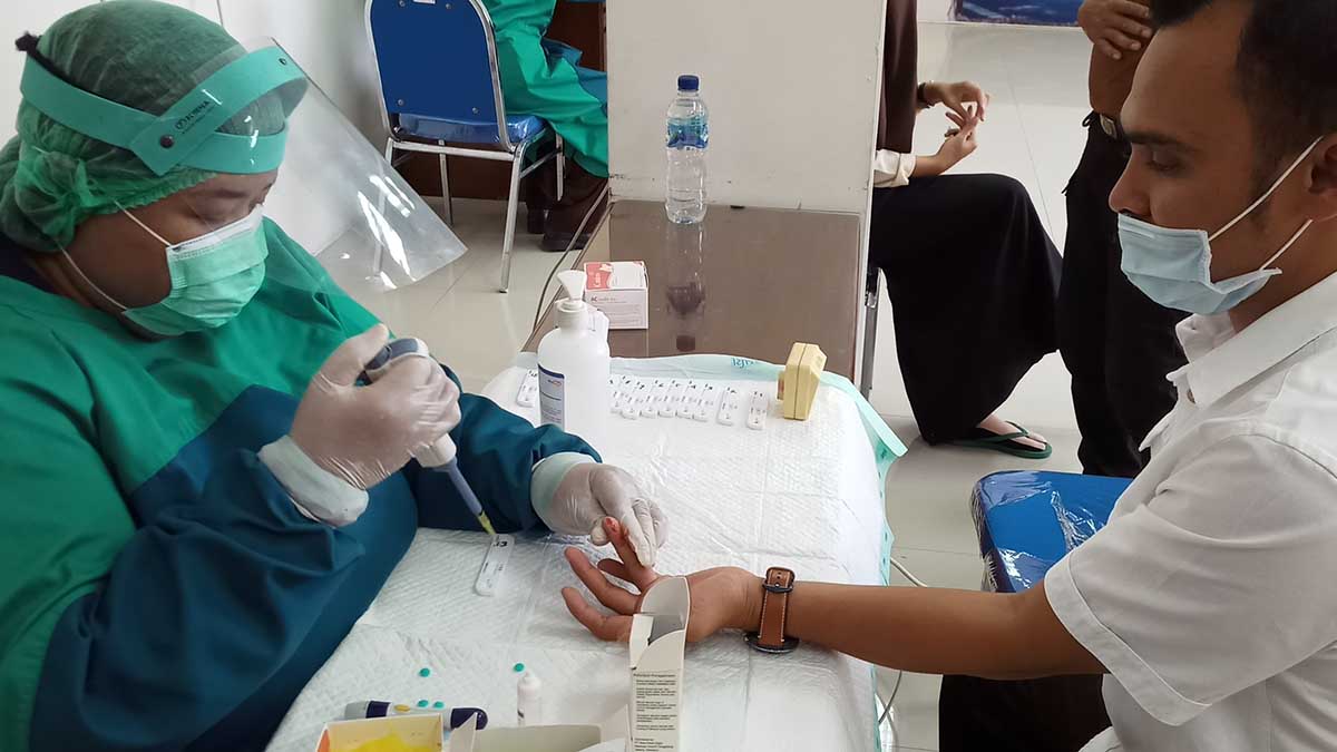 Kasi Intel Kejari Kabupaten Pasuruan Jemmy Sandra menjalani rapid test - Jalani Rapid Test, Personil Kejari Kab.Pasuruan Zero Reaktif