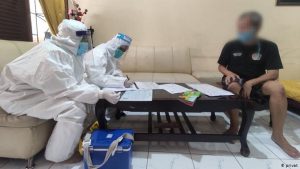KORONA : Keluarga Niko (30) jalani tes swab di dalam rumah. (ist) - COVID Ini Musibah, Bukan Aib!