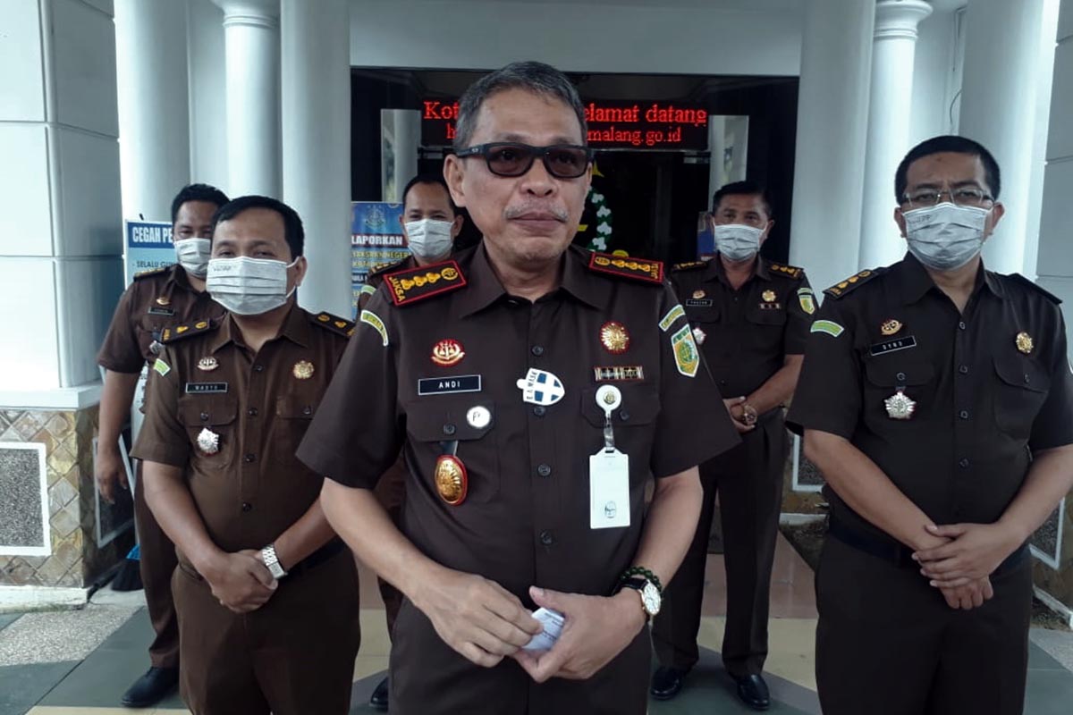 RILIS : Kepala Kejaksaan Negeri Kota Malang Andi Darmawangsa didampingi Kasi Pidsus Dino Kriesmiardi, Kasi Pidum Wahyu Hidayatullah, Kasi Intel Yusuf Hadiyanto serta Kasi Datun Achmad Fauzan dan Kasi BB Ferdinand Cahyadi. (gie) - Mantan PLT RPH Ditetapkan Sebagai Tersangka