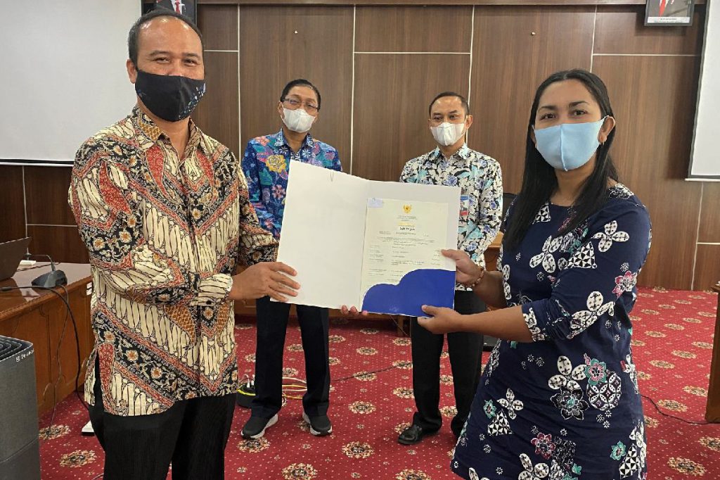 BI Malang Fasilitasi UMKM Bersertifikasi Halal BPJPH 1 Ketua Umum ICAM, Dr. Edi Purwanto menyerahkan sertifikat halal kepada KWT Harapan Sejahtera. (ist) - BI Malang Fasilitasi UMKM Bersertifikasi Halal BPJPH