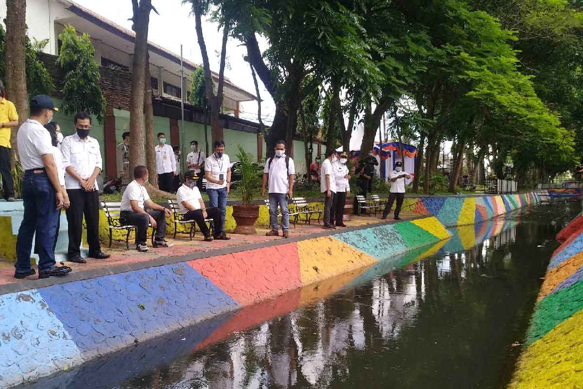 Sepadan sungai Andalas Tengah jadi alternatif kongkow. (rhd) - Wajah Baru Sungai Andalas Tengah, Dari Kumuh Jadi Konservasi