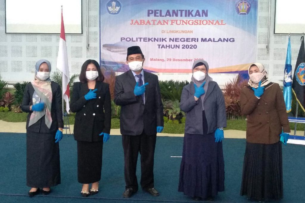 Lima pejabat fungsional Polinema yang baru saja dilantik. (rhd) - Setarakan Jabatan, Polinema Lantik Lima Pejabat Fungsional