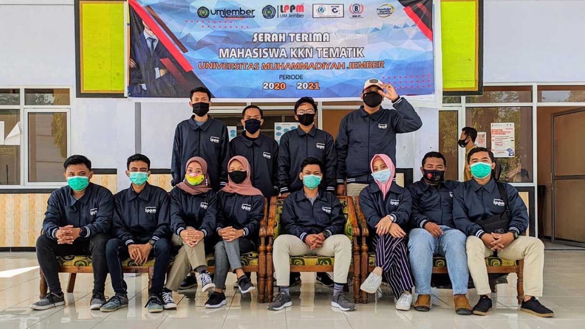Mahasiswa KKN Kelompok 2 Universitas Muhammadiyah Jember Ajari Petani Cara Menanam Cabe Yang Baik