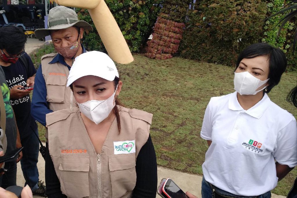 Isa Mei Wahyuni (tengah), didampingi Titik S. Ariyanto dan Yusuf Indra Hermawan. (rhd) - Batu Love Garden Usung Keunikan 600 Tanaman