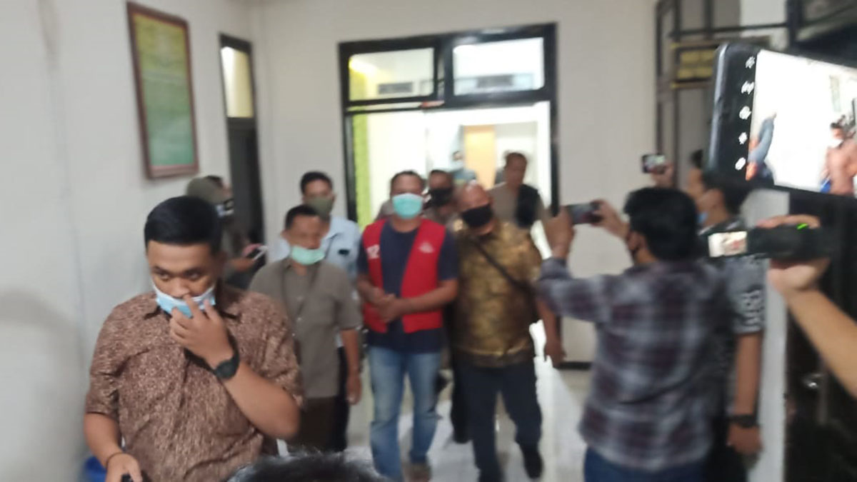 DITAHAN - Mantan Kades Kemantren, Kecamatan Tulangan, Sidoarjo Bambang Sugeng (pakai rompi) ditahan penyidik Kejaksaan Negeri (Kejari) Sidoarjo usai mangkir sejak ditetapkan sebagai tersangka, Rabu (02/12/2020) - Mantan Kades Kemantren Dijebloskan Tahanan