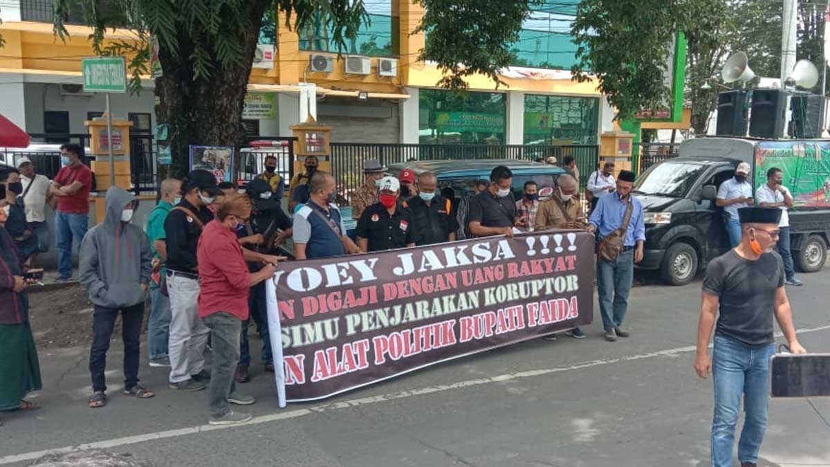 Massa GRJ Segel Kantor Kejari Jember