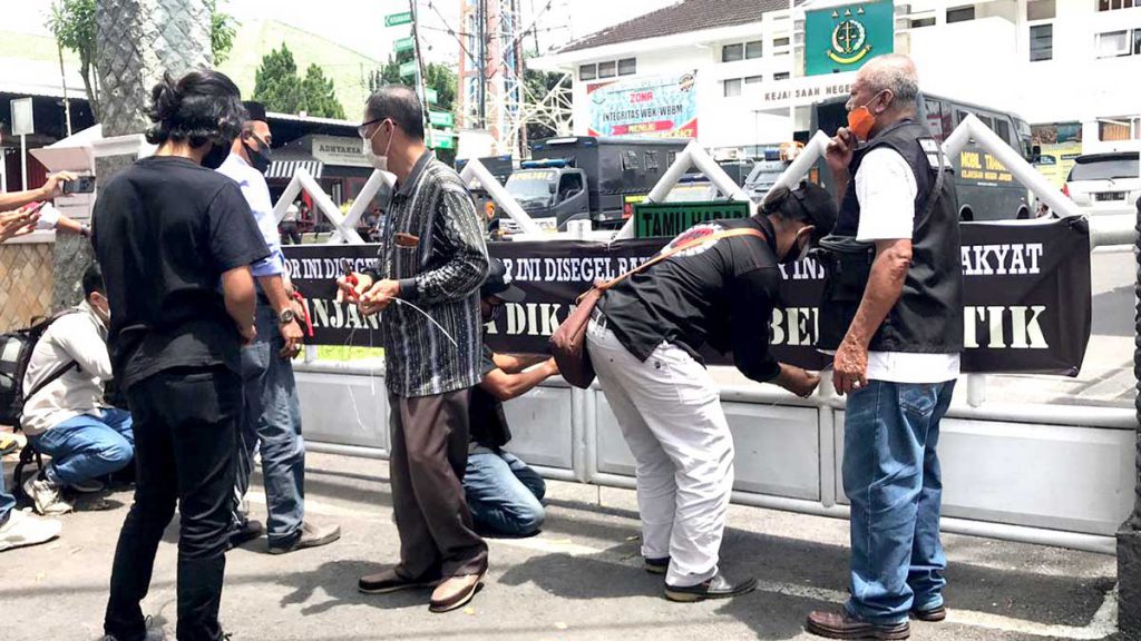Massa dari Gerakan Reformasi Jember (GRJ) menyegel kantor Kejaksaan Negeri (Kejari) Jember Jl Karimata, Senin (21-12-2020) siang - Massa GRJ Segel Kantor Kejari Jember