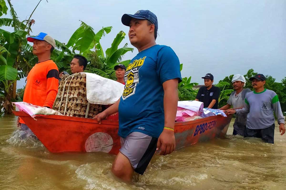 BANTUAN LOGISTIK: NH Zakatkita saat memberikan bantuan logistik untuk dapur umum korban banjir - NH Zakatkita Siapkan Dapur Umum untuk Korban Banjir Kali Lamong