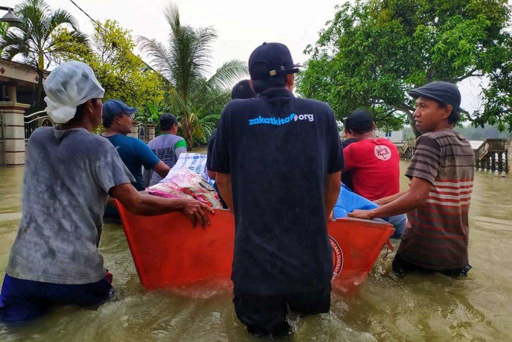 BANTUAN LOGISTIK: NH Zakatkita saat memberikan bantuan logistik untuk dapur umum korban banjir - NH Zakatkita Siapkan Dapur Umum untuk Korban Banjir Kali Lamong