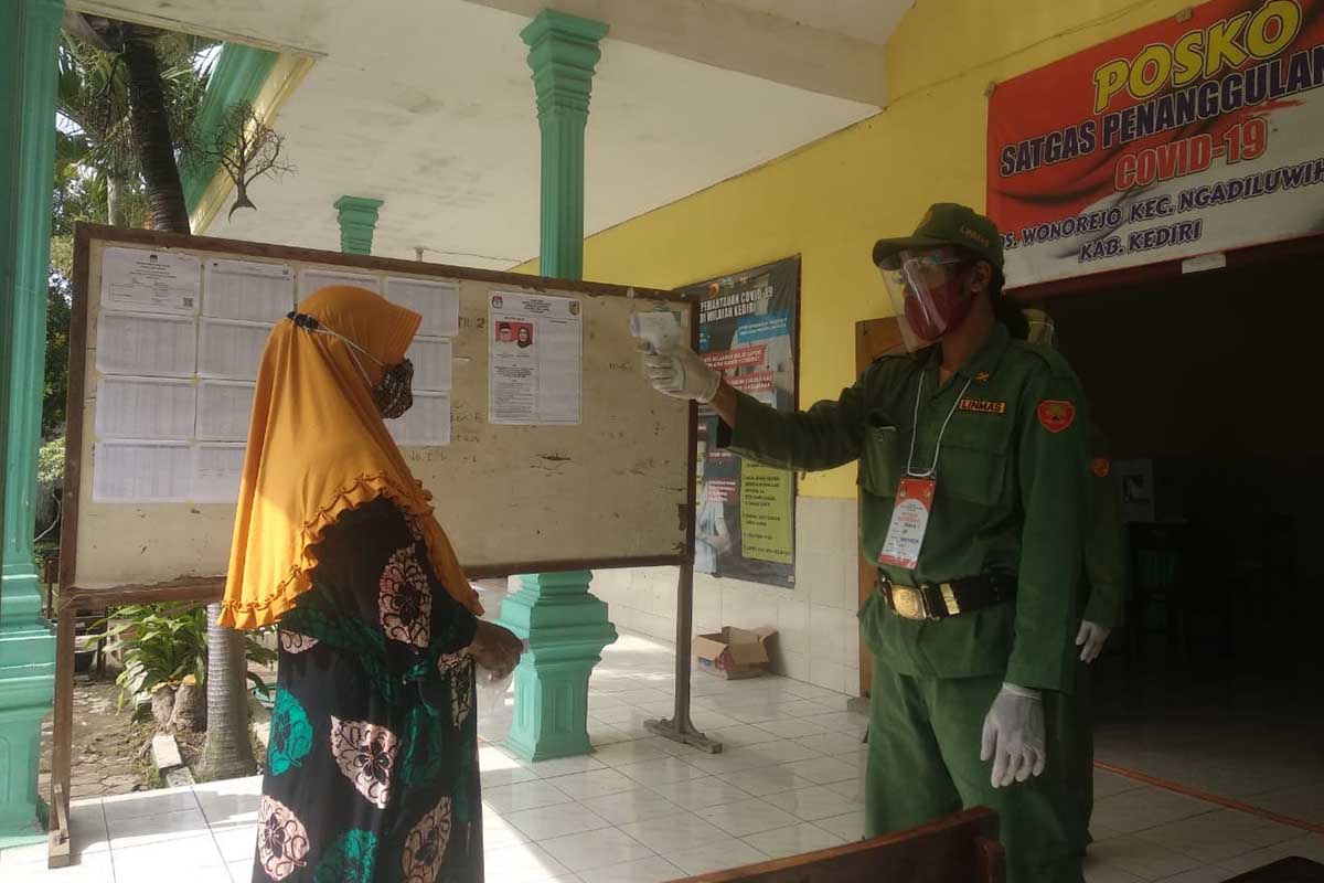 Nampak protokol kesehatan (Prokes) begitu serius dijalankan oleh panitia maupun pemilih - Kawal Pilkada Dinkes Kediri Standbykan Petugas Medis