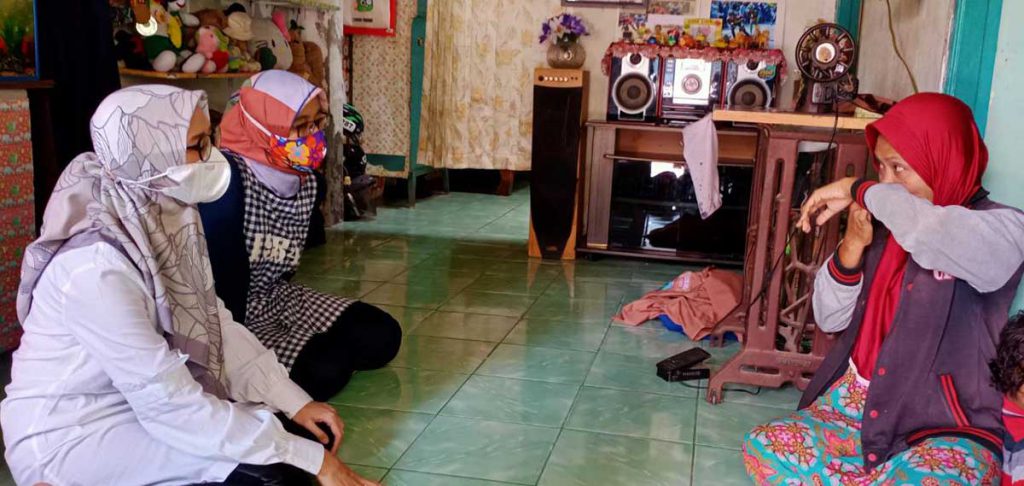Ning Nurul, isteri Gus Yani saat mendatangi kontrakan Riena - Keluarga Atlet Bertabur Prestasi Ini Tak Dapat Bantuan Selama Pandemi Covid-19