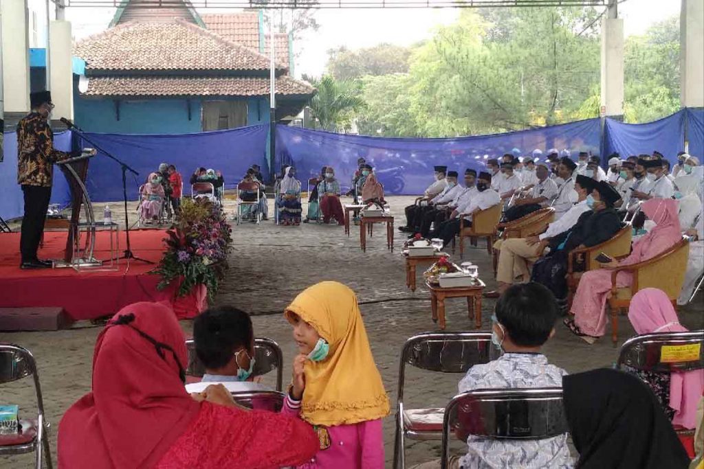 Jajaran Direksi dan karyawan PDAM berbaur dengan anak yatim-piatu. (rhd) - HUT ke-46 PDAM Komitmen Lebih Baik