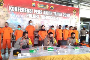 Para tersangka ditunjukan Polres Trenggalek saat jumpa pers - Refleksi Akhir Tahun Kriminalitas dan Laka Lantas di Trenggalek